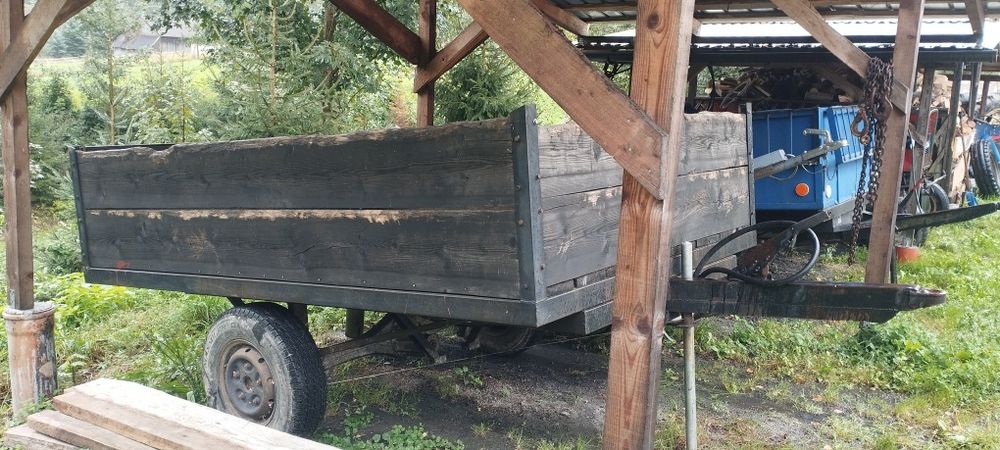 Przyczepa z kiprem i napędem