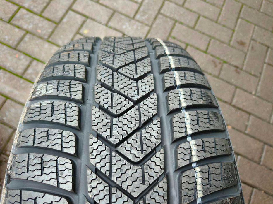 245/45 96V R18 PIRELLI Sottozero3 SEAL NOWE 8mm 2022r Zimowe Opony 4SZ