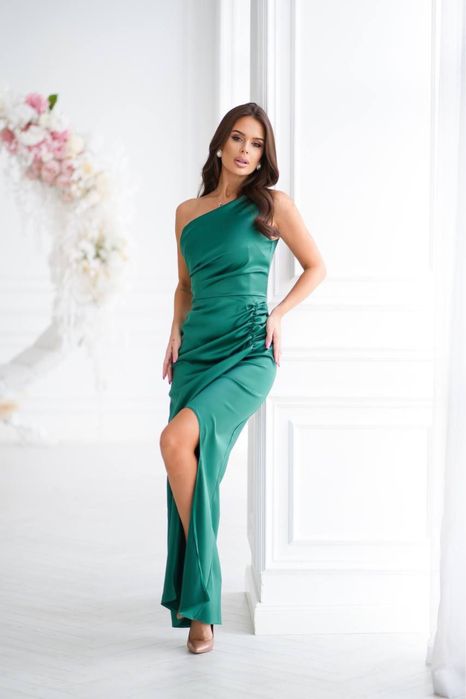 Вечірня приталена сукня на одне плече