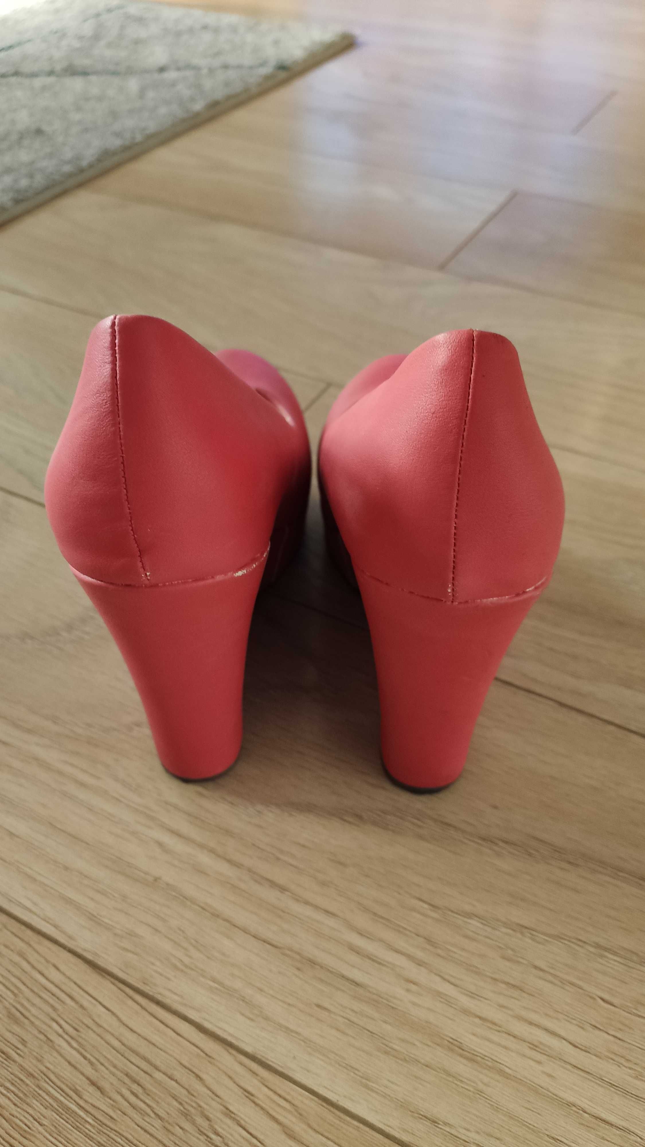 Czerwone buty na platformie