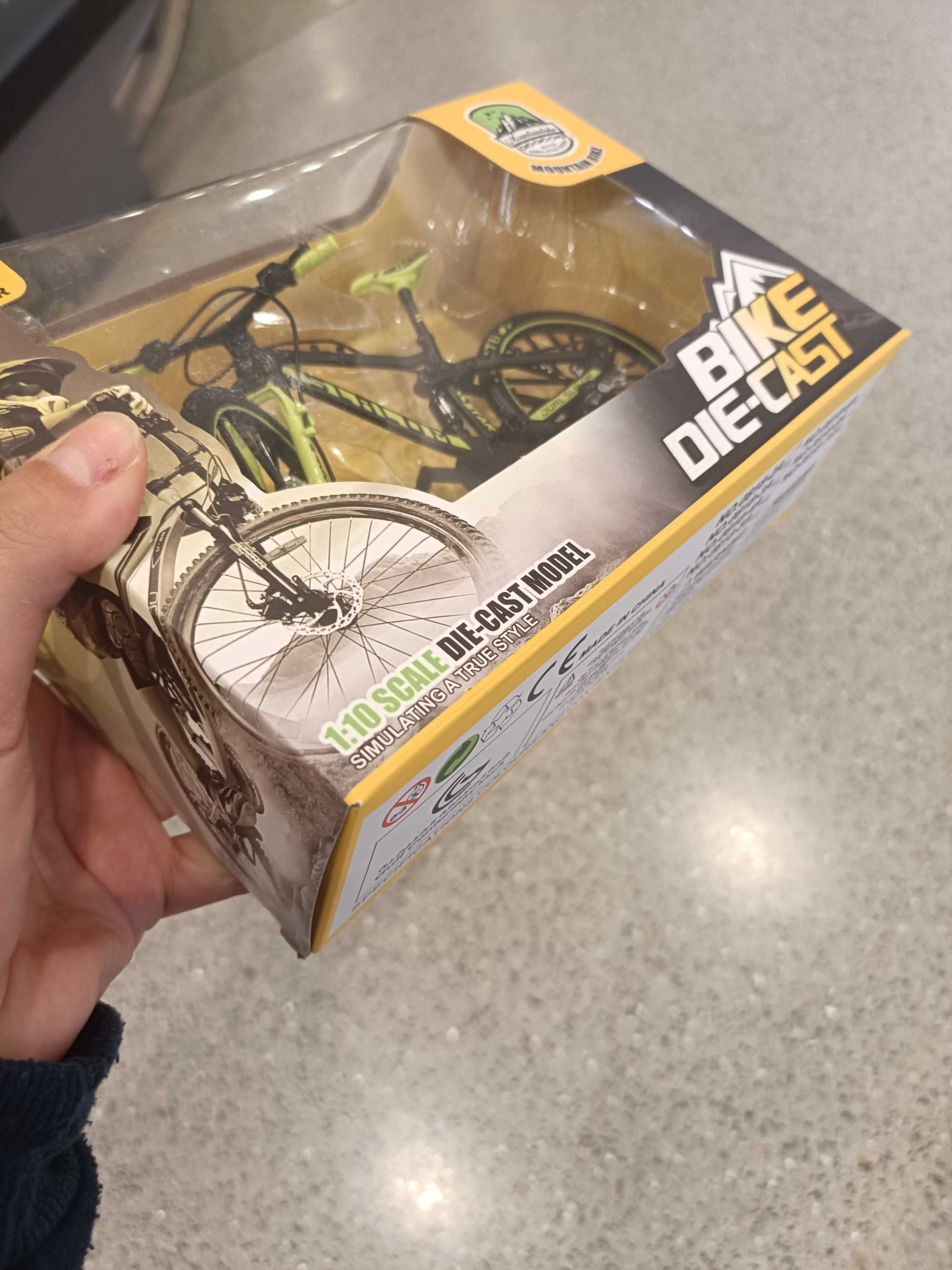 Bicicleta miniatura de coleção em caixa