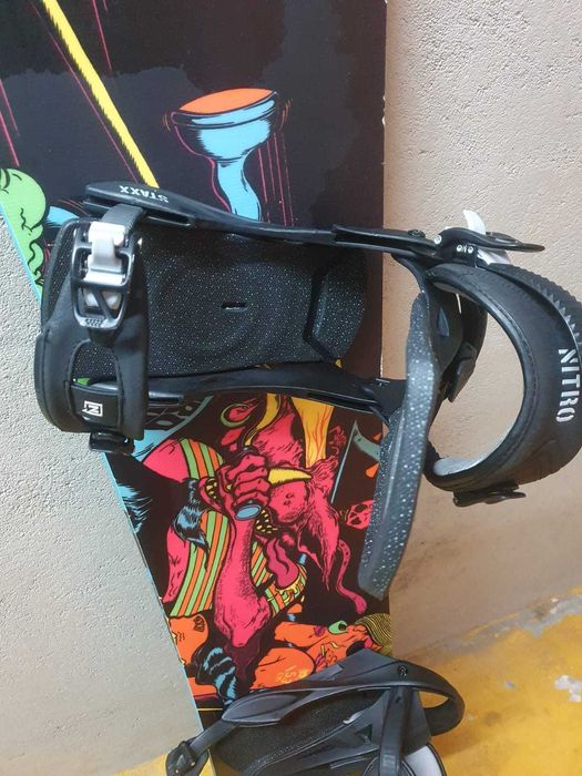 Prancha de  Snowboard NITRO , com pouco uso ,  com fixações STAXX