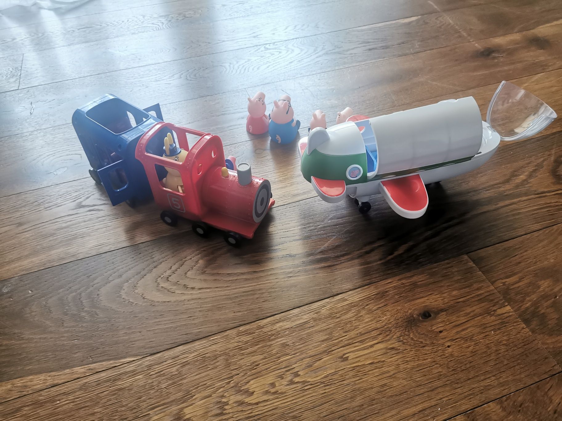 Świnka Peppa Samolot+Pociąg + gumowe figurki do wody