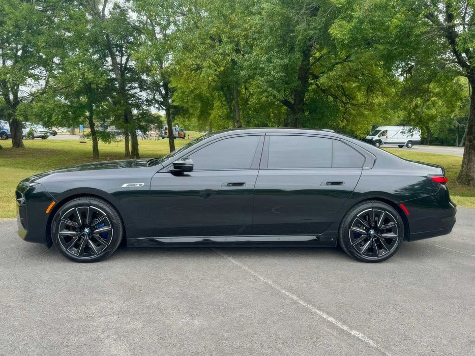 BMW i7 M70      2024