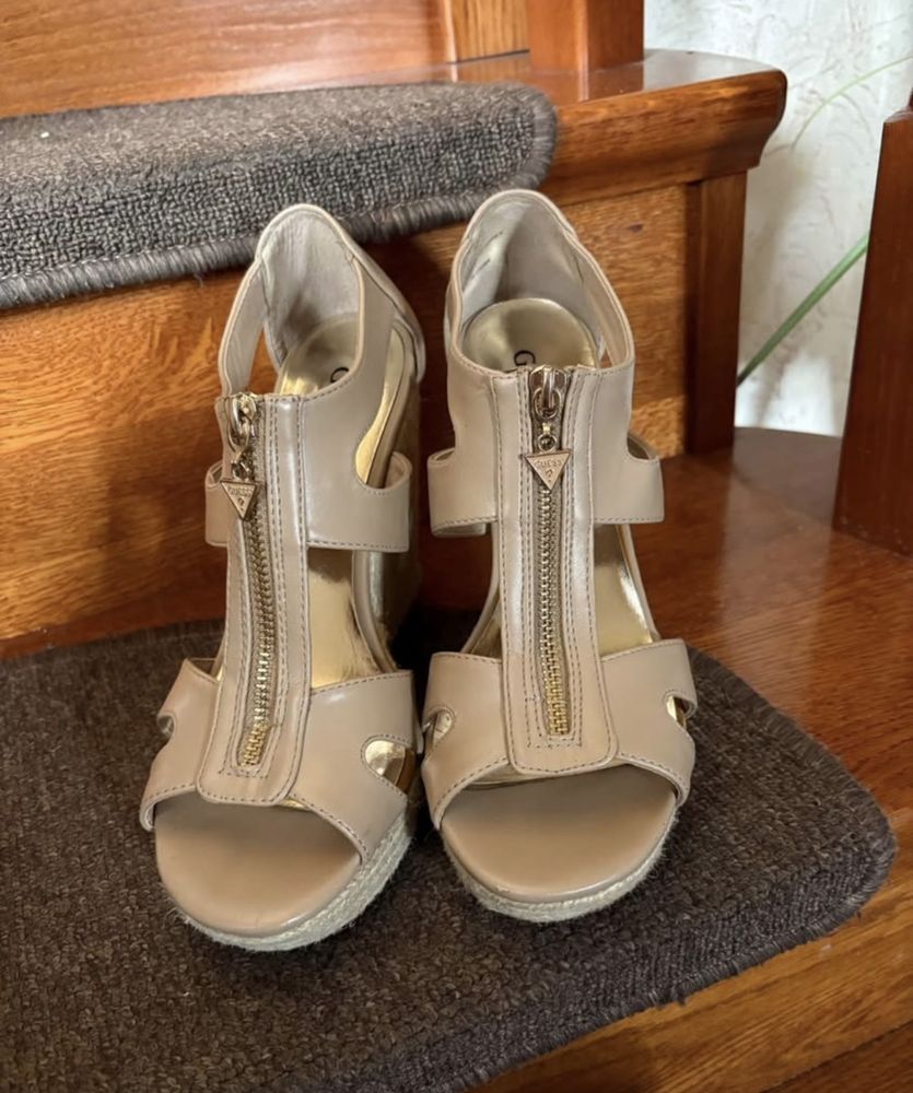 Beżowe buty na koturnie GUESS rozmiar 38, stan bardzo dobry