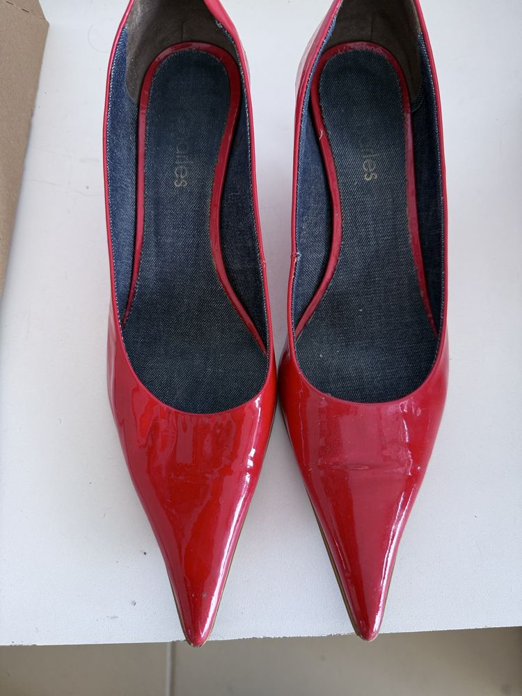Sapatos em verniz vermelhos