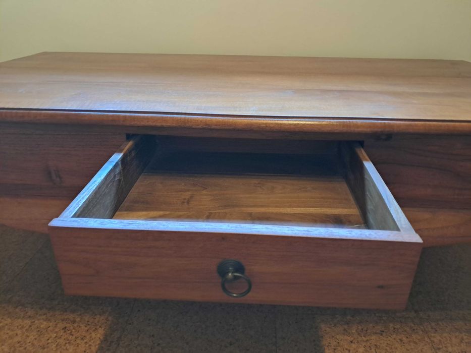 Mesa nova e muito elegante para TV ou de centro em madeira maciça