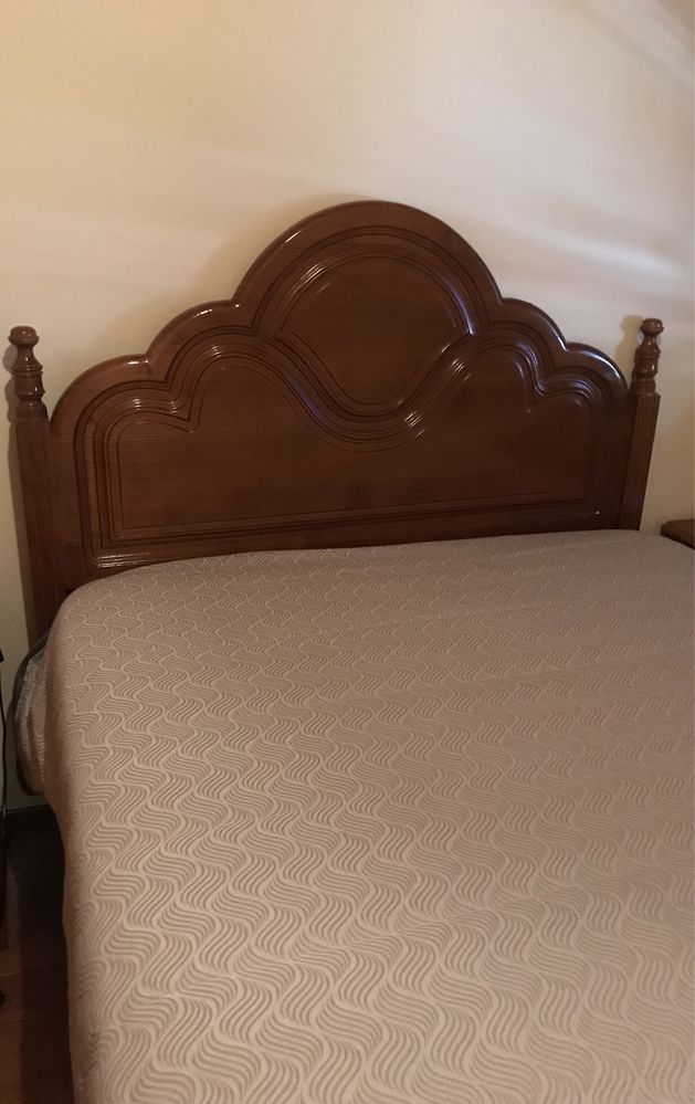 Vendo cama, 2 mesinhas de cabeceira