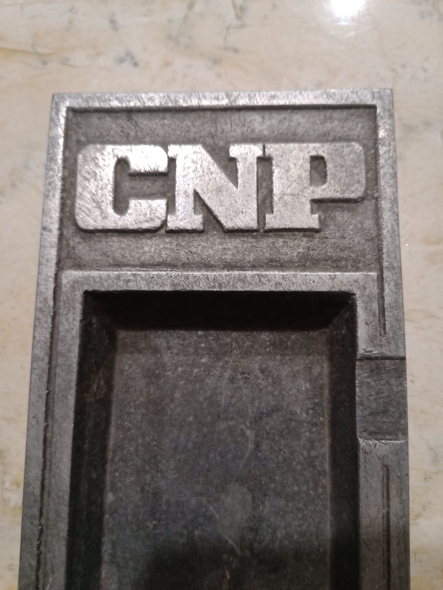 Cinzeiro marcado CNP em alumínio