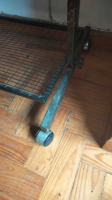 Expositor em ferro com 4 prateleiras