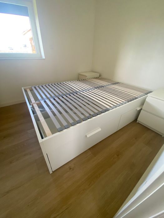 Cama de casal com 2 mesas de cabeceira