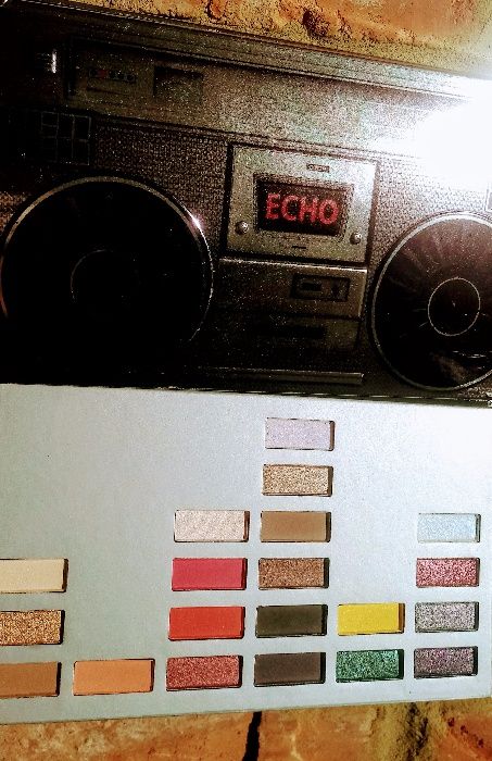 Nowa paleta 20 cieni w opakowaniu na wzór magnetofonu