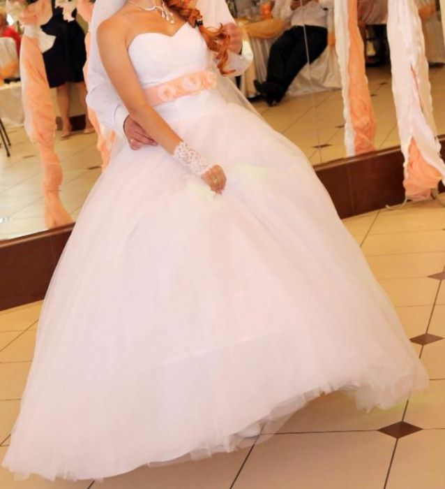 Весільна сукня зі зʼємним шлейфом