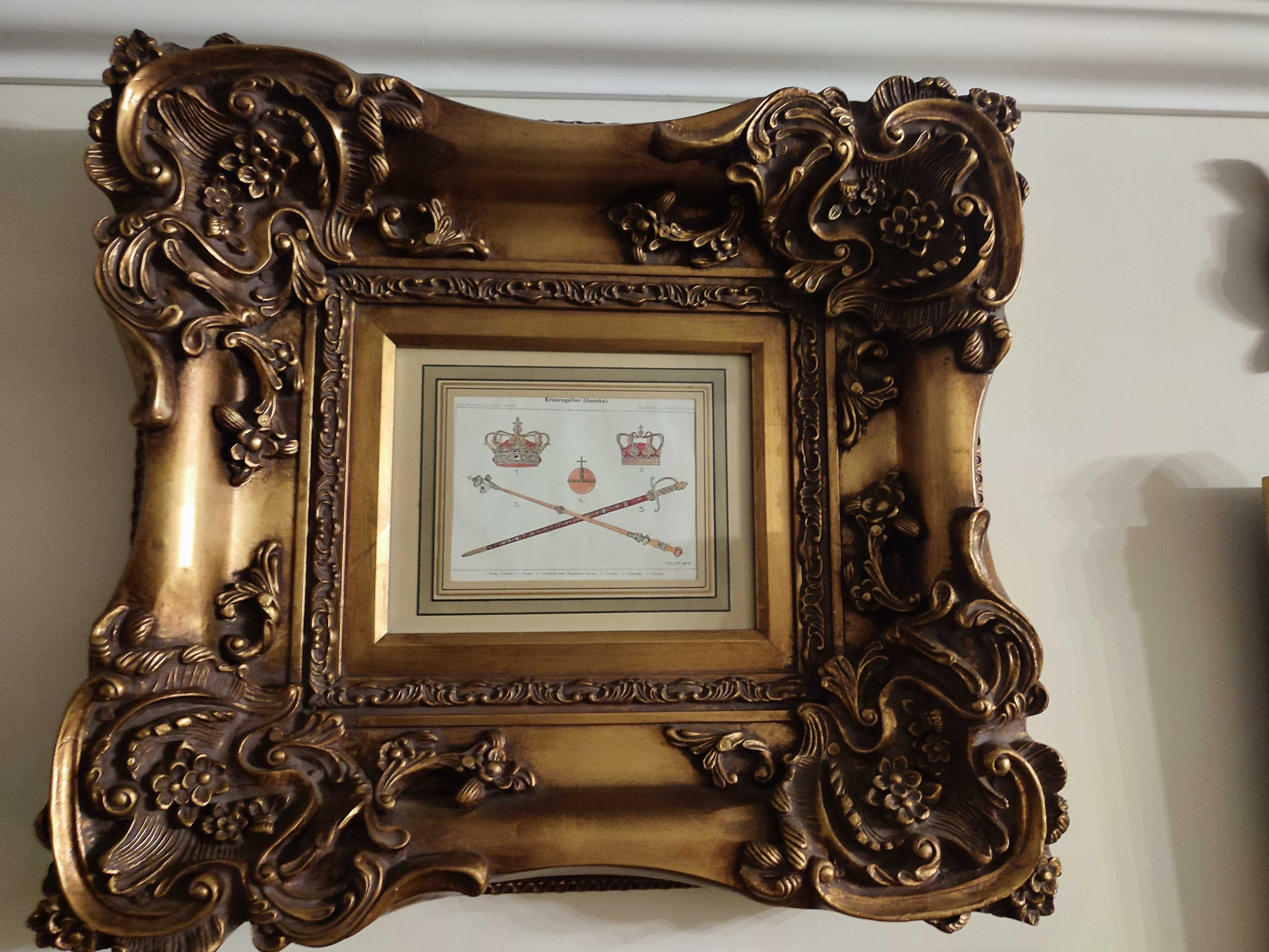 Quadro dourado com moldura trabalhada