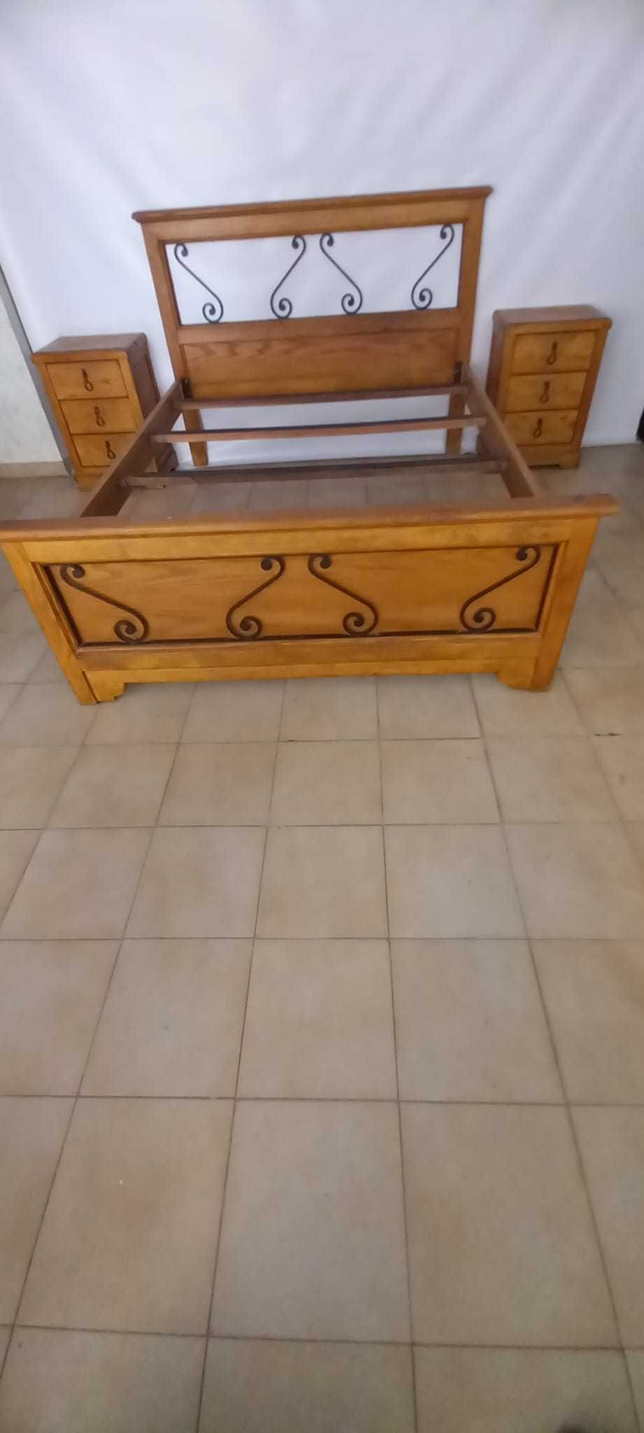 Cama e duas mesas cabeceira