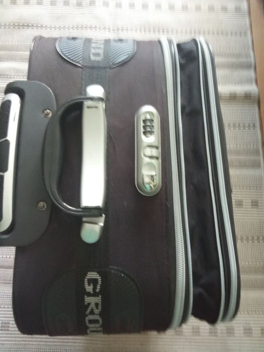 Дорожный чемодан с выдвижной ручкой ,на колесиках