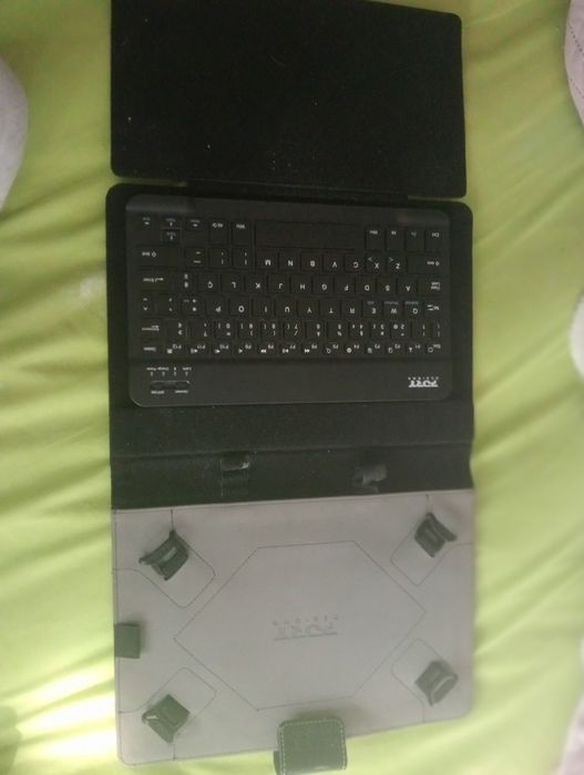 Capa universal para tablet com teclado