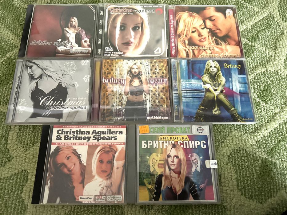 Статті, CD та плакати Брітні Спірз та Христина Агілера