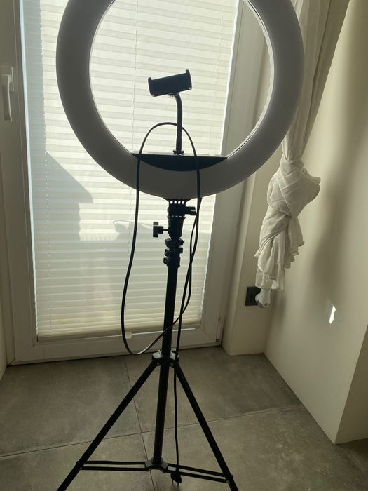 dużą lampę pierścieniową ze statywem