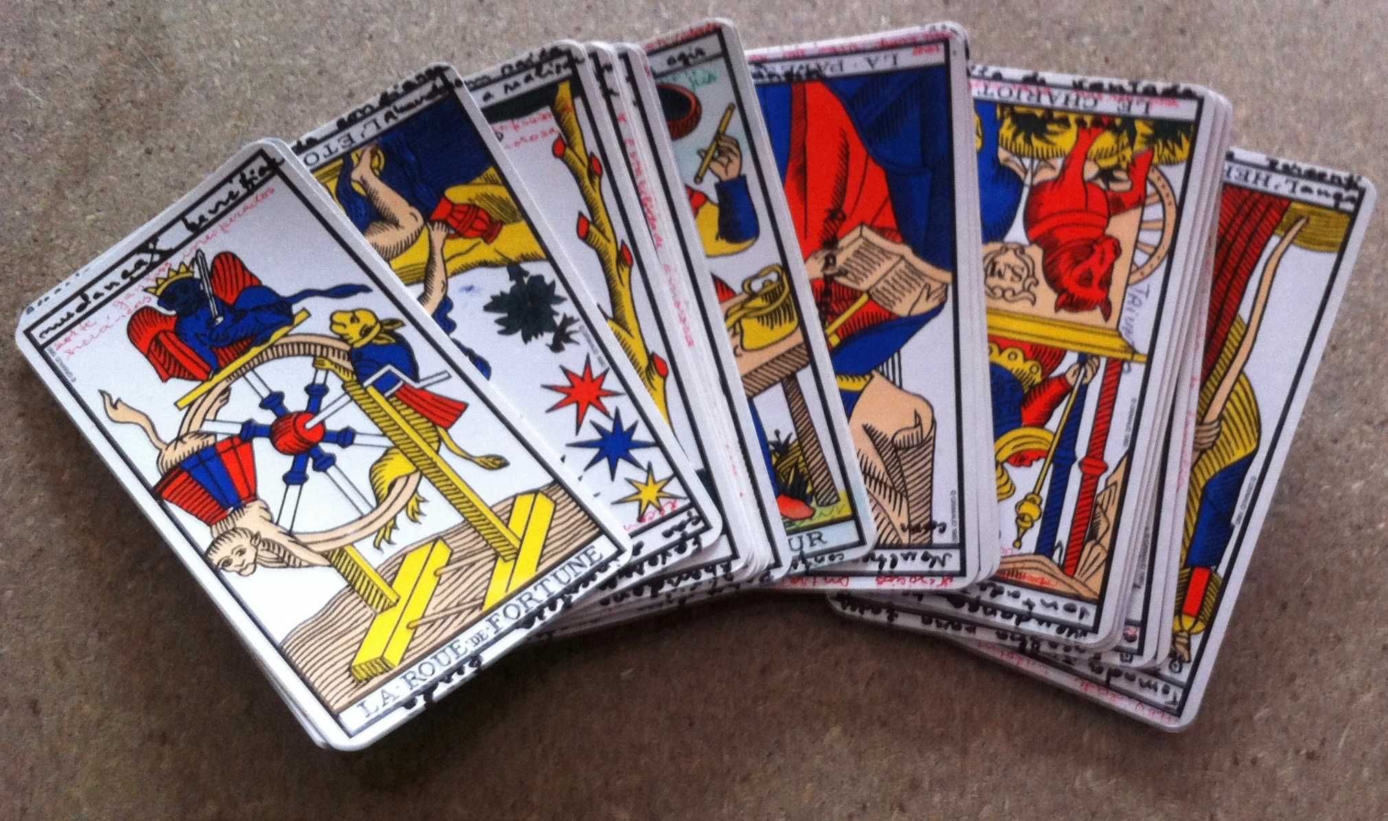 varios baralhos de cartas tarot