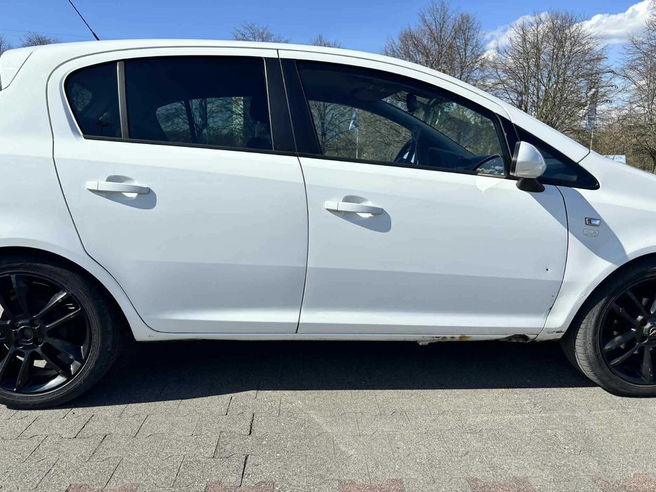 Opel Corsa 1.4 Benzyna 2011 rok