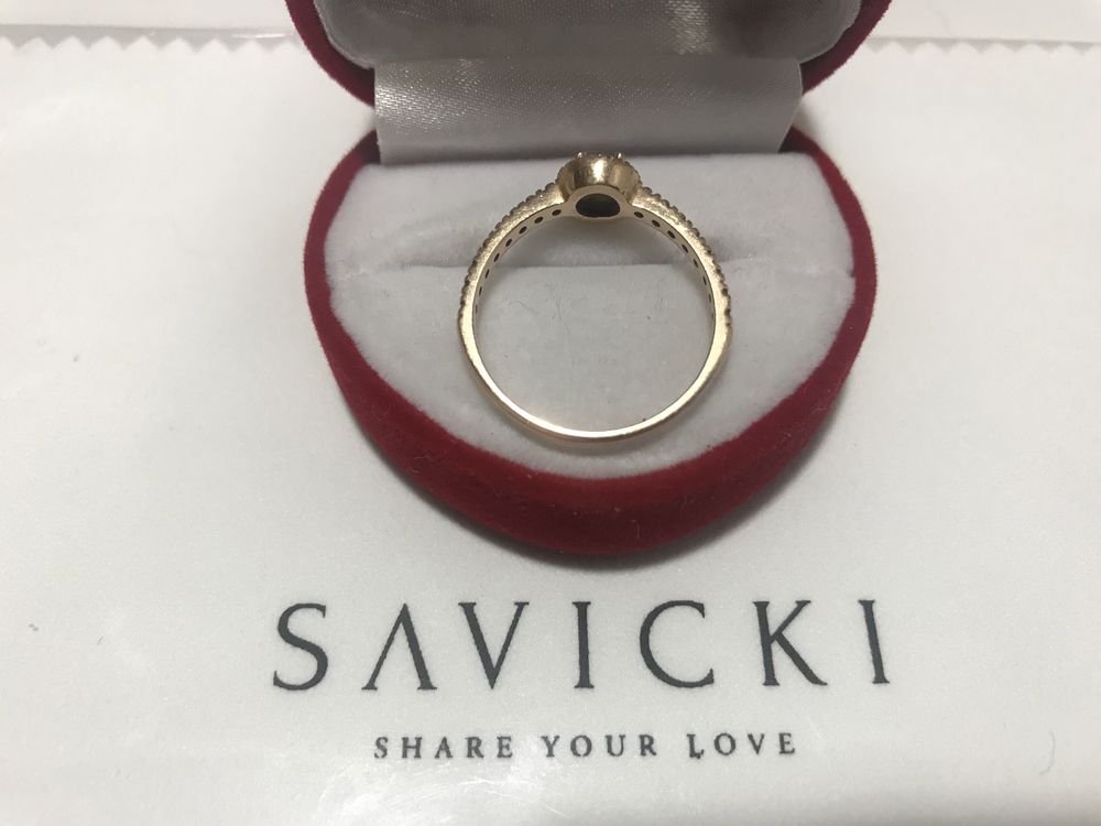 Pierścionek zaręczynowy Savicki, diamenty, szafir  Share Your Love