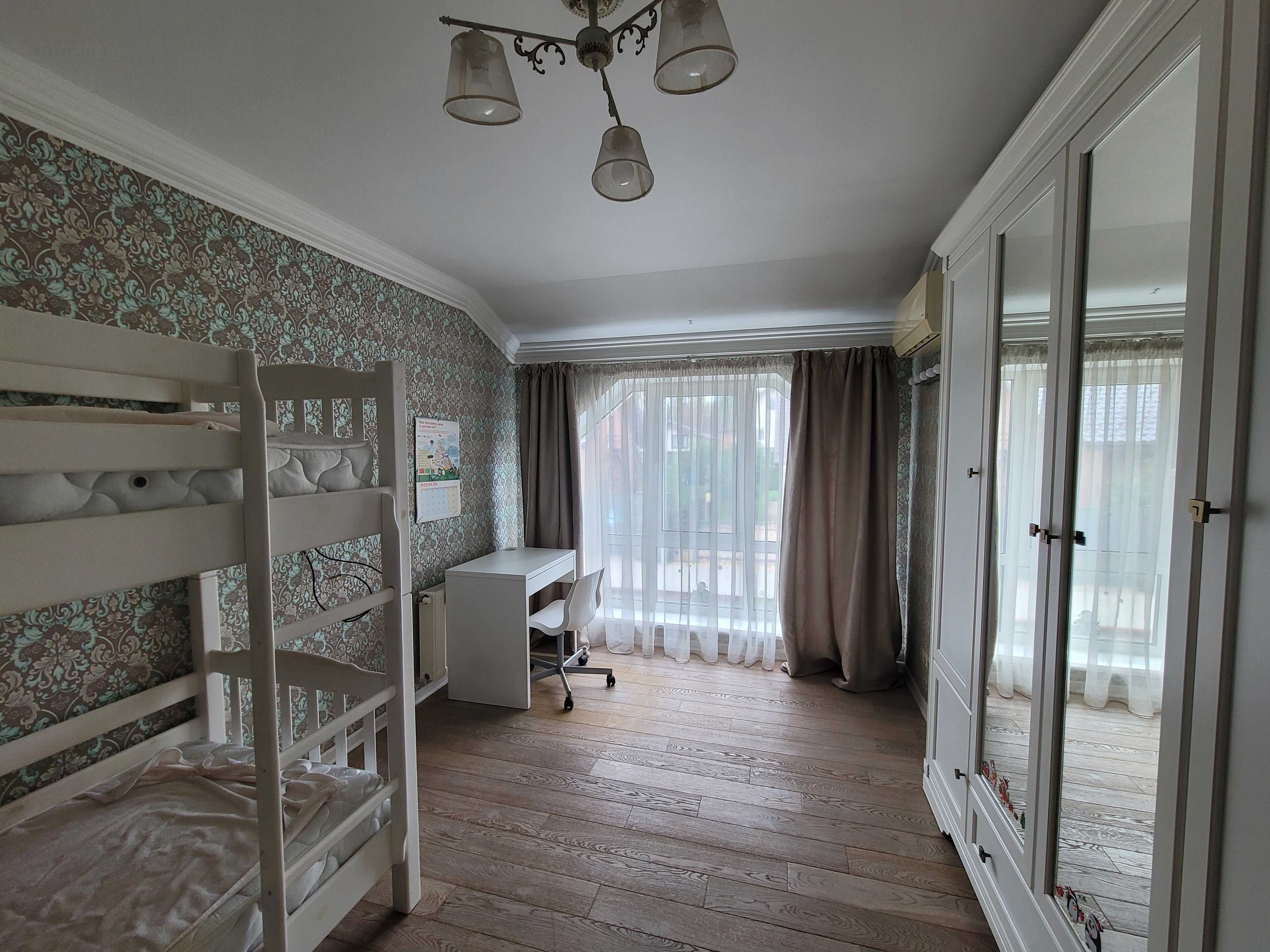 Оренда триповерхового таунхауса 100 м² у «Чеському Дворі» біля «Фори»