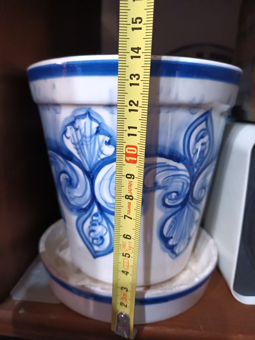 Antigo vaso em faiança pintado à mão