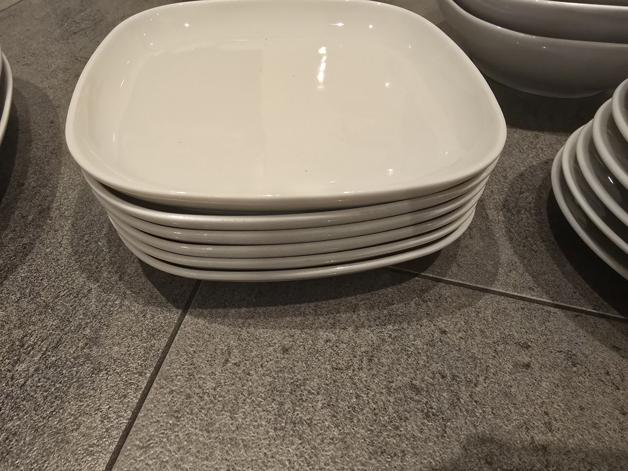 Ikea talerzy serwis  Vardera zestaw uzywany okazjonalnie stan bdb