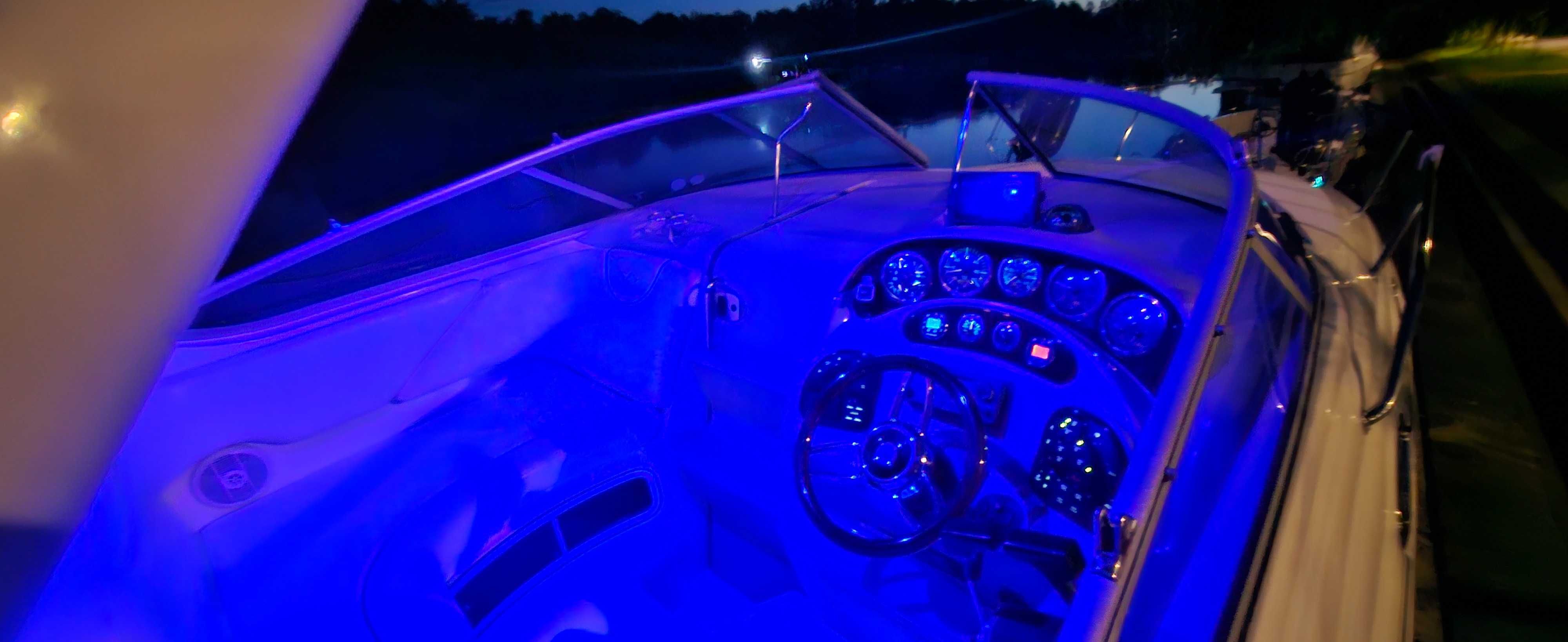 Sea Ray 280 Sundancer, mercruiser 4,3mpi 220 KMx2 pływała po jeziorach