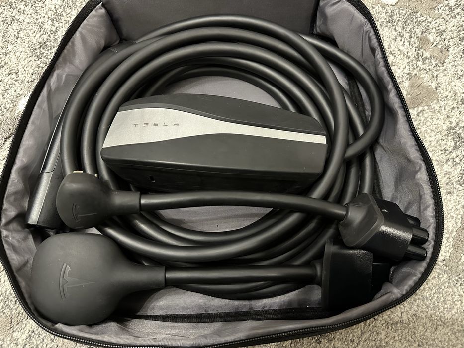 Зарядний пристрій Tesla