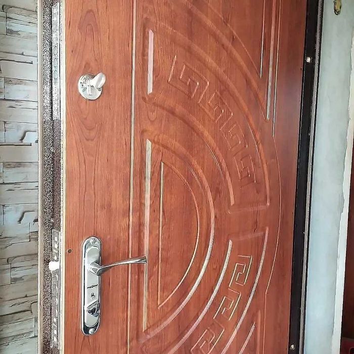 Вхідні металеві двері .