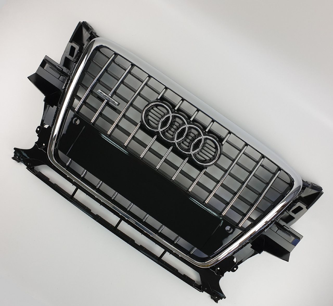 Решетка радиатора Audi Q5 2008-2012 Черная с хромом (в стиле S-Line)