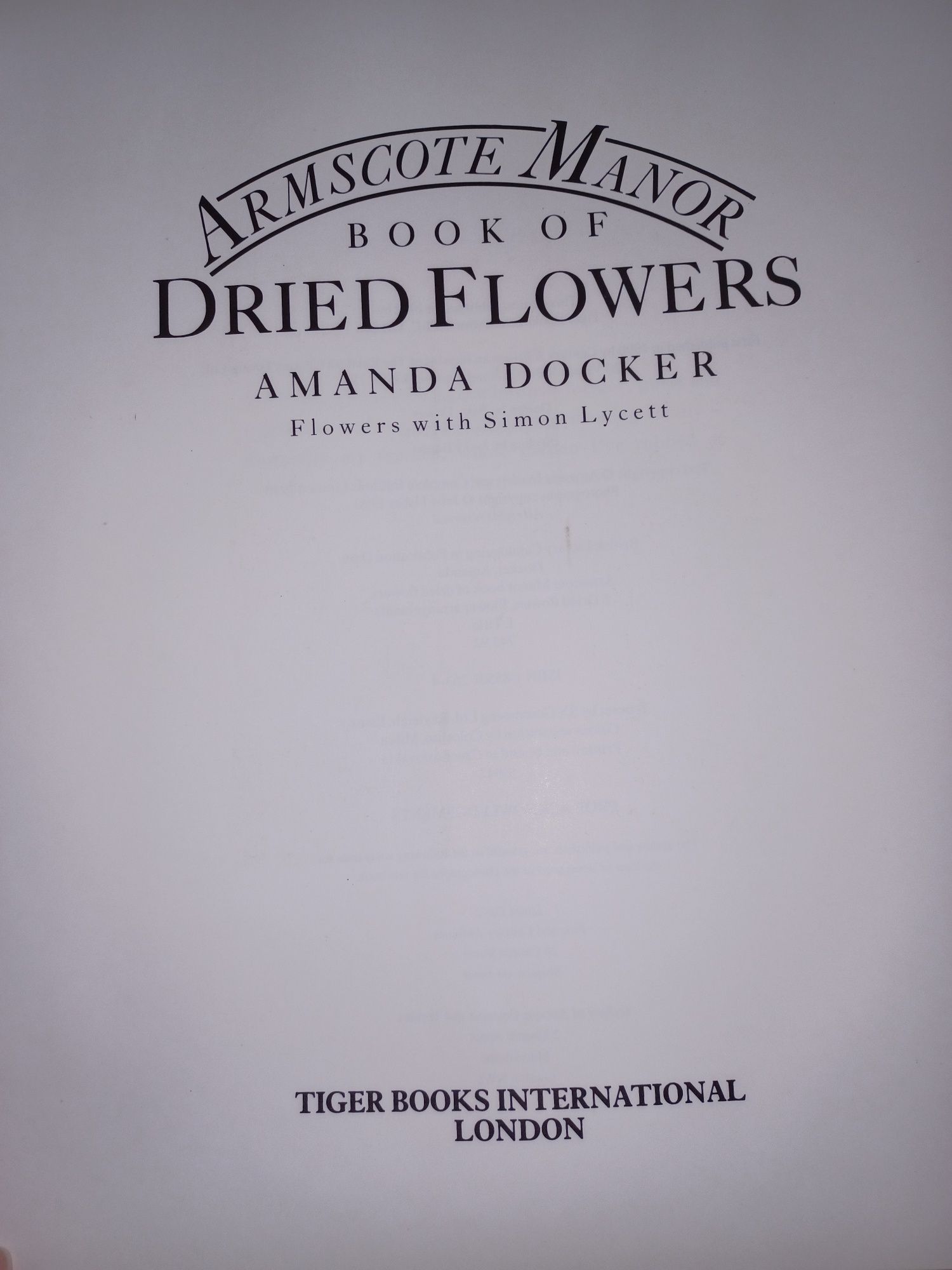 Livro " Armscote Manor book of Dried Flowers Amanda Docker"