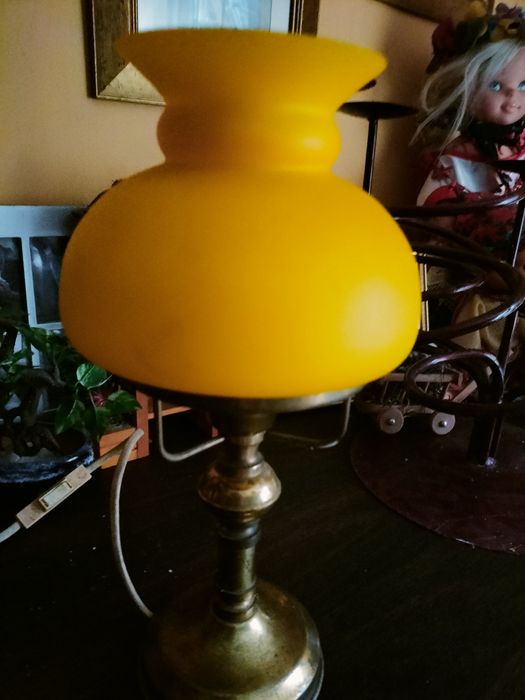 Lampka mosiezna z żółtym kloszem