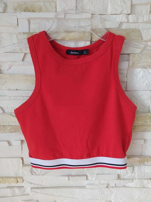Czerwony top sportowy r.XS Bershka
