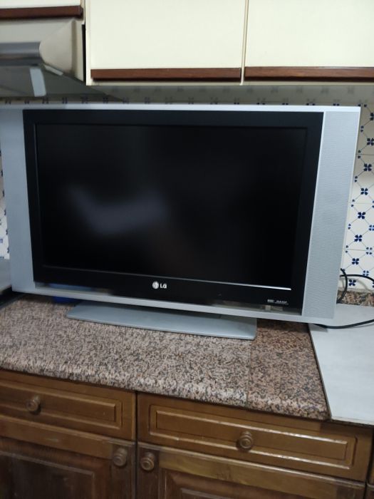 Televisor vermelho e lcd