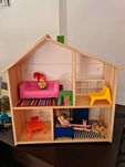 Casa de bonecas com brinquedos