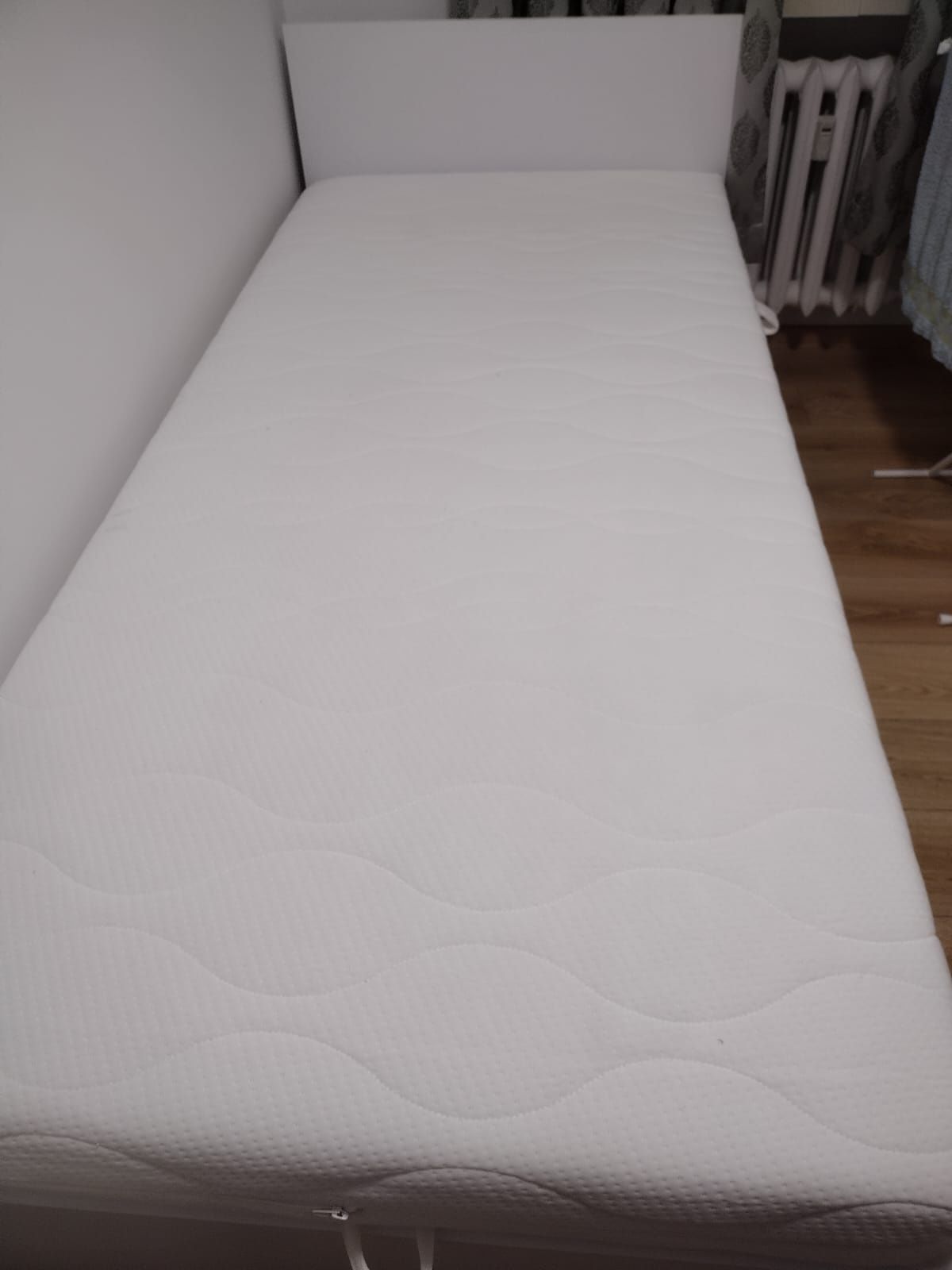 Łóżko pojedyncze białe lakier w połysku BlackRed White nowe 90×200