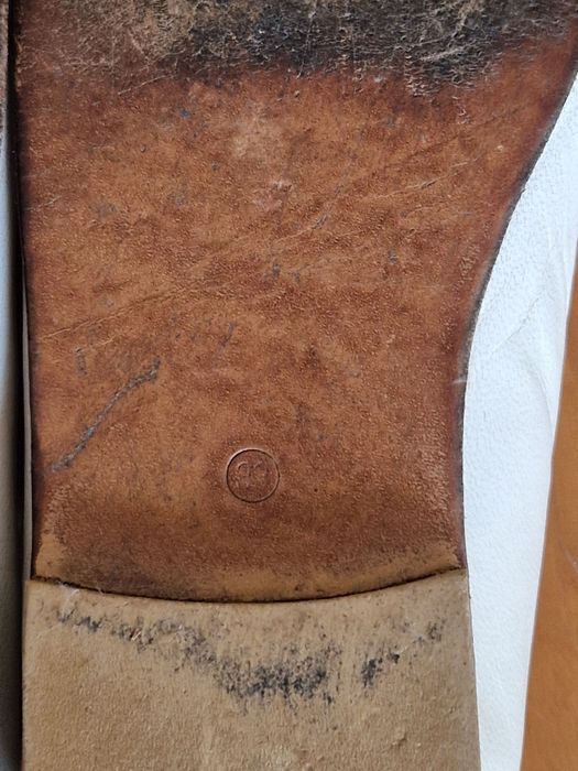 Sapatos de menina de cor bege.