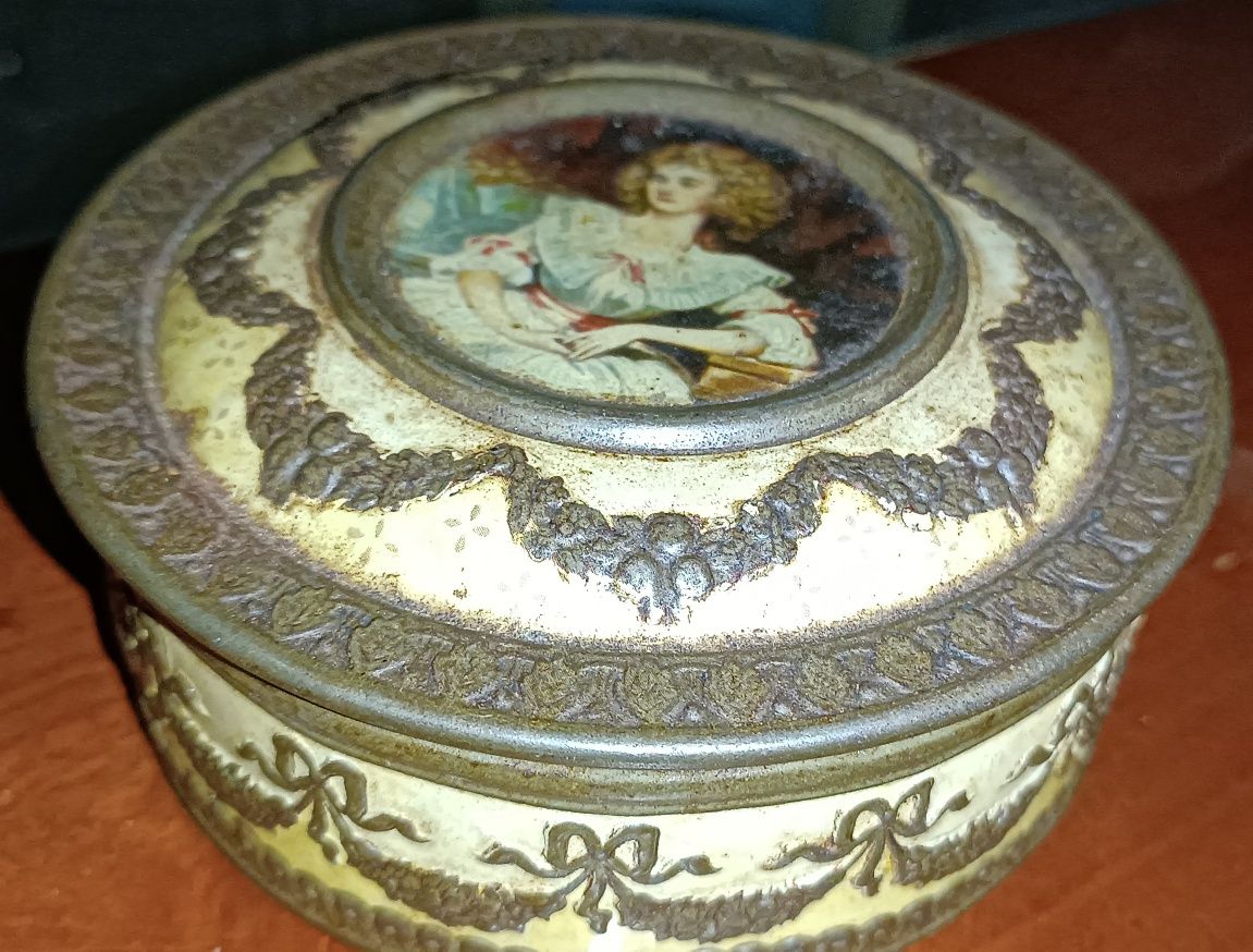 Caixa de lata lvintage redonda em relevo design vitoriano