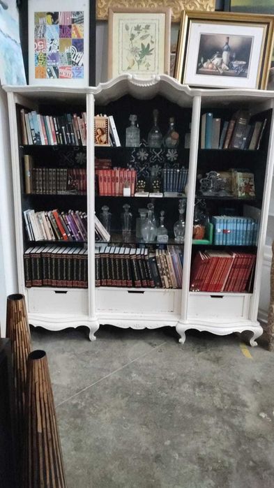 Armário Vintage com vidros e iluminação