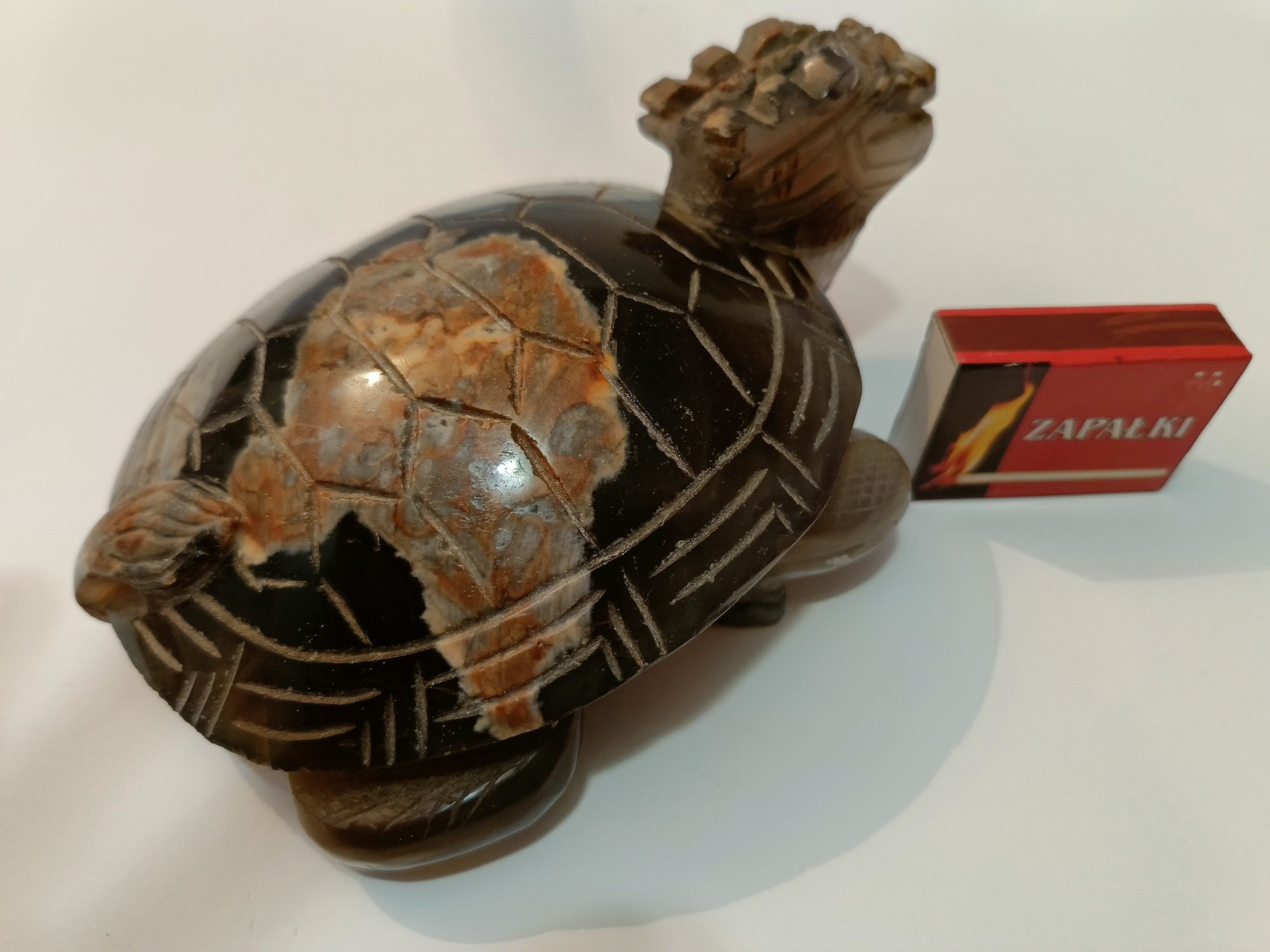 Naturalny kamień Agat Botswana w kształcie rzeźbionego żółwia