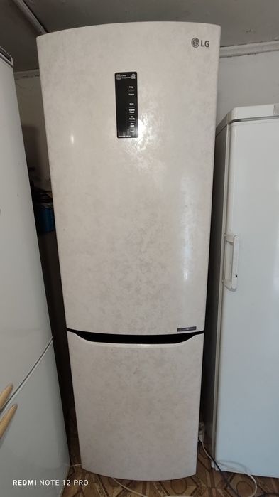 Сучасний холодильник LG  No Frost 190 см в дуже гарному стані
