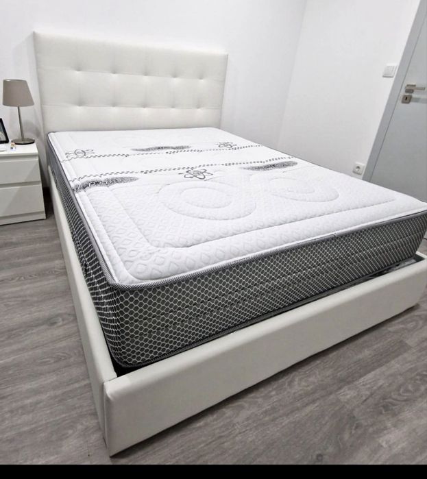 Cama de casal estofada branca como nova