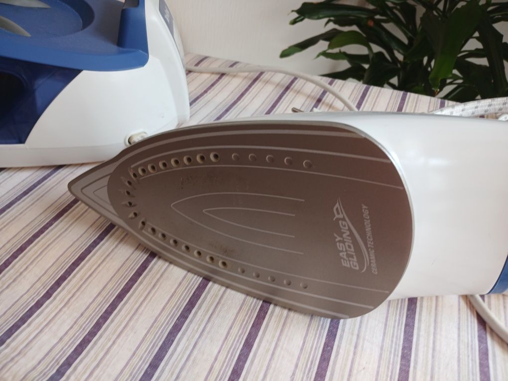 Ferro com caldeira marca Tefal