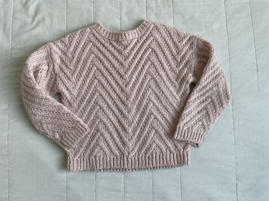 Gruby sweter Minoti 104 110 pudrowy róż sweterek błyszcząca nitka