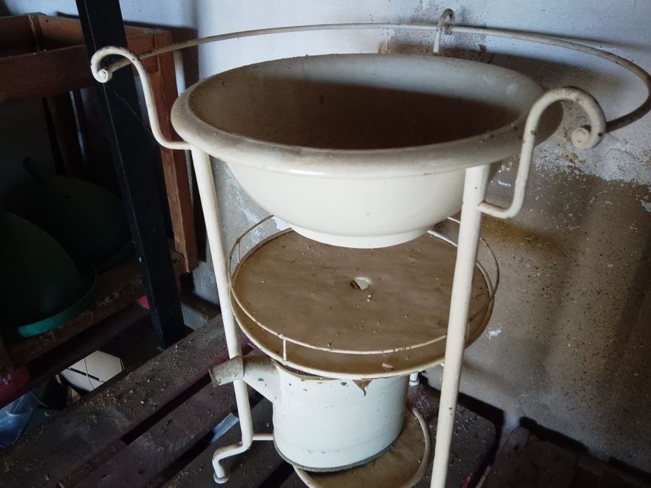 Lavatório Antigo com Jarro e Bacia Esmaltados – Ferro Vintage