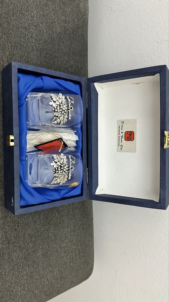 Conjunto de copos com detalhes em estanho