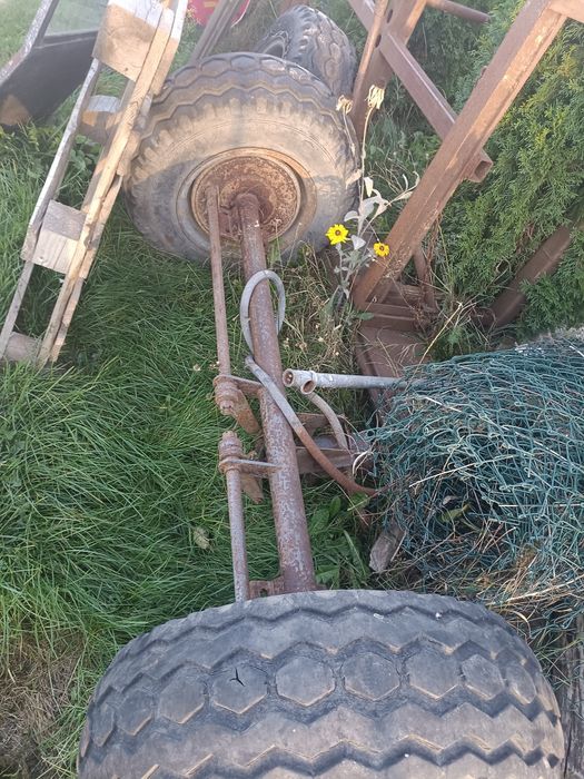 Oś koła felgi rozrzutnik przyczepa